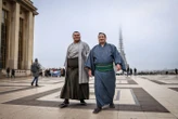 Tournoi de Sumo de Paris : croissants, Arc de triomphe et supermarchés… Les premières photos des lutteurs dans la capitale