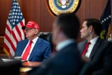 Casquette rouge et air concentré : les images de la « Situation Room », où Donald Trump a approuvé les frappes contre l’Iran
