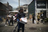 « Il n’y a plus rien, on nous a tout volé » : au Venezuela, des scènes de pillages dans les décombres du séisme