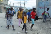 « Les balles perdues pleuvaient » : à Haïti, plus de 5 000 personnes obligées de fuir Port-au-Prince et la violence des gangs