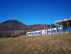 Le « Panoramique », un train touristique qui fait l’ascension du puy de Dôme, toujours à l’arrêt après son déraillement