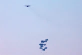 Des avions jordaniens et émiratis larguent 25 tonnes d’aide sur Gaza, selon la télévision jordanienne