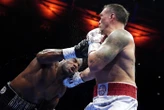 Boxe : la vidéo du KO monumental infligé à Dubois par Usyk, maître incontesté des poids lourds