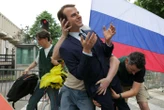 Statue de Macron volée au musée Grévin : deux militants de Greenpeace présentés à un juge d’instruction