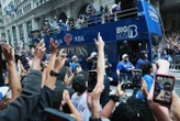 Parade, Alicia Keys et foule en délire… les images complètement dingues de New York en fusion après le sacre des Knicks