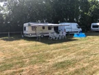 L’installation « d’urgence » d’une quarantaine de caravanes en pleine canicule, premier défi pour un jeune maire de 19 ans