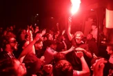 « Merci les gars ! » : à 2h30 du matin, les ultras du Paris FC accueillent leurs héros à l’aérodrome de Melun