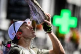 UTMB : les images de la drôle de célébration de Tom Evans, qui boit dans... sa chaussure après plus de 170 km de course !