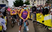 Tour de France : Van der Poel porte pour la première étape un maillot hommage à Poulidor, son grand-père