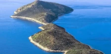 Estimée à 8 millions d’euros en 2022, pourquoi une île grecque privée va finalement être mise en vente pour 247 000 euros ?