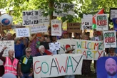 « Fichez le camp ! » : au Royaume-Uni, des manifestants hostiles aux vacances locales du vice-président américain