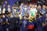 Le PSG champion d’Europe 2026 : l’incroyable étreinte entre Willian Pacho et Vitinha après le dernier tir au but