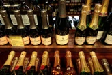 Donald Trump menace à nouveau de taxer le vin et le champagne français à 100 %