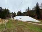 « Snow farming » : à la station de ski de Métabief, la neige stockée passera tout l’été sous une bâche