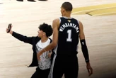 « Je ne savais pas comment réagir » : un fan interrompt la finale NBA pour prendre un selfie avec Wembanyama