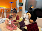 « Il lui a offert une peluche, fait des câlins »... A l’hôpital Necker, c’est Mickey qui distribue les cadeaux