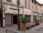 Châlons-en-Champagne : une rue commerçante rouvre à la circulation malgré le risque d’effondrement de deux immeubles