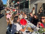 Paris : l’incroyable succès d’une Fête des voisins à Pigalle qui s’empare d’une rue entière