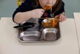 Le directeur d’école voulait des plats « plus beaux » à la cantine, le rapport accablant sur l’intoxication au plomb de 247 élèves en Chine