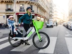 Paris : 500 vélos électriques équipés de sièges enfants débarquent dans les rues