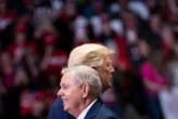« Un hommage magnifique » : Donald Trump propose qu’un sénateur décédé soit remplacé par sa sœur, le gouverneur obéit