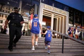 « On ramasse les poubelles dans tout New York » : dans les coulisses de ces fans qui ont payé 220 000 dollars pour des billets NBA