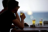À 3 ans et 8 mois, ils tétaient des bouteilles de bière : des témoins dénoncent les parents de deux jeunes enfants en Allemagne