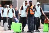 Selfies sur le tarmac et autographes aux supporters : accueil de star pour Kylian Mbappé aux États-Unis avant la Coupe du monde