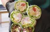 « Une idée de génie » : à Paris, Roman revisite les sandwichs avec de la salade à la place du pain