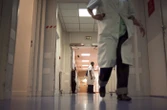 « Comme un coup de couteau » : une infirmière découvre une aiguille de 4 cm enfouie dans son mollet depuis des années