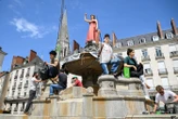 « Voyage à Nantes » : des statues presque vivantes remplacent (provisoirement) celles de la place Royale