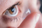 Des chercheurs développent des lentilles de contact permettant de voir dans le noir, même les yeux fermés
