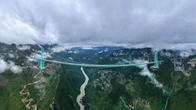 320 millions d’euros et une montagne coupée : la Chine ouvre à la circulation le plus haut pont du monde
