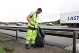 « Est-ce que les gens feraient ça chez eux ? » : un Français sur cinq jette ses déchets par la fenêtre sur l’autoroute