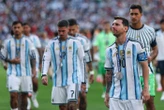 Les Argentins dos au podium lors de la remise du trophée, l’autre attitude polémique après la finale de la Coupe du monde