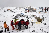 « Peur d’être enterré vivant » : des alpinistes bloqués sur l’Everest racontent les « conditions extrêmes » de leur sauvetage