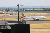 Aéroport de Londres-Heathrow : un homme suspecté d’avoir introduit un gaz lacrymogène arrêté au lendemain de la fermeture d’un terminal