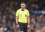FC Barcelone-PSG : qui est Michael Oliver, l’arbitre désigné pour diriger le choc de Ligue des champions ?