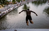 Canal Saint-Martin : entre baignades et nuisances, le quartier se déchireÉcouter