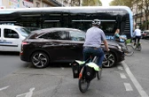 Cycliste percuté et blessé devant le Sénat : reprise de garde à vue pour le conducteur de la camionnette