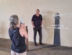 Le phare de Banksy illumine une rue peu fréquentée de Marseille et déchaîne les passions