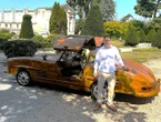 « Alain Delon a possédé la même » : cet ébéniste expose au château Brialy sa Mercedes 300 SL... en bois !