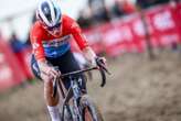 Cyclo-cross : la vidéo de l’incroyable bagarre entre deux concurrentes en pleine course en Belgique