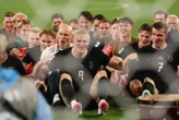Le magnifique « Viking row » d’Erling Haaland et des joueurs norvégiens sur la pelouse du MetLife Stadium avec leurs supporters