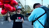 Devant la tour Eiffel, le business illégal et très lucratif des photographes « aux ballons »