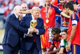 L’incruste complètement ratée de Donald Trump pour figurer sur la photo du podium avec l’Espagne et le trophée de la Coupe du monde