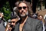 Londres : inculpé pour viols et agressions sexuelles, le comédien britannique Russell Brand plaide non coupable