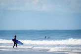 Surf : à 14 ans, la Française Tya Zebrowski devient la plus jeune surfeuse de l’histoire à accéder à l’Élite