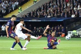 Barcelone-PSG : la vidéo de l’égalisation de Senny Mayulu après un superbe travail de Nuno Mendes