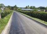 Près de Pont-L’Évêque, les fortes chaleurs ont fait fondre et fermer la route de campagne